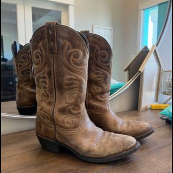 Laredo boots! Worn but look great!! size 7.5-8womans - Picture 2 of 3